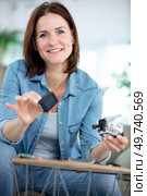 portrait of female videographer checking her camera. Стоковое фото, агентство Ingram Publishing / Фотобанк Лори