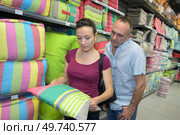 sopping couple choosing cloths at home decoration store. Стоковое фото, агентство Ingram Publishing / Фотобанк Лори