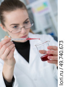 blood taken through pipette from test tube in laboratory. Стоковое фото, агентство Ingram Publishing / Фотобанк Лори