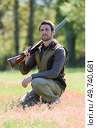 hunter kneeling before aiming. Стоковое фото, агентство Ingram Publishing / Фотобанк Лори