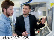 newly recrute worker introduced to automated computer system. Стоковое фото, агентство Ingram Publishing / Фотобанк Лори