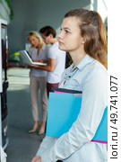 apprenticeship female student waiting for her turn. Стоковое фото, агентство Ingram Publishing / Фотобанк Лори