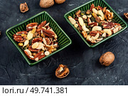 Large assortment of nuts. Pistachios, cashews, walnuts and peanuts in bowl. Superfood.. Assortment of nuts in bowls. Стоковое фото, агентство Ingram Publishing / Фотобанк Лори