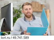 businessman working with papers and computer working at office. Стоковое фото, агентство Ingram Publishing / Фотобанк Лори
