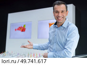 man showing the new vape flavors. Стоковое фото, агентство Ingram Publishing / Фотобанк Лори