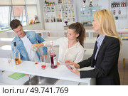 a bartender checks the trainees. Стоковое фото, агентство Ingram Publishing / Фотобанк Лори