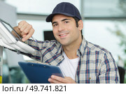 happy technician next to printer machine. Стоковое фото, агентство Ingram Publishing / Фотобанк Лори
