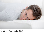 man taking a little nap on the sofa. Стоковое фото, агентство Ingram Publishing / Фотобанк Лори