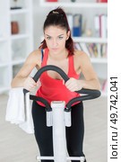 young pretty women exercising on stepper at home. Стоковое фото, агентство Ingram Publishing / Фотобанк Лори