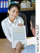 fitted furniture merchandiser showing sample of planks. Стоковое фото, агентство Ingram Publishing / Фотобанк Лори