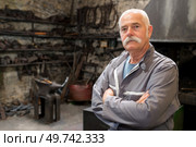 old blacksmith posing arms crossed. Стоковое фото, агентство Ingram Publishing / Фотобанк Лори