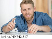 snapshot of hand holding broken glasses. Стоковое фото, агентство Ingram Publishing / Фотобанк Лори