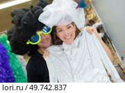 portrait of happy couple having fun trying costumes. Стоковое фото, агентство Ingram Publishing / Фотобанк Лори