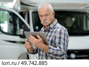 man use tablet to notify a problem. Стоковое фото, агентство Ingram Publishing / Фотобанк Лори