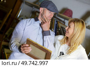 couple buying stuff at flea market. Стоковое фото, агентство Ingram Publishing / Фотобанк Лори