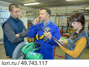 teacher explaining workers why wear protective equipment. Стоковое фото, агентство Ingram Publishing / Фотобанк Лори