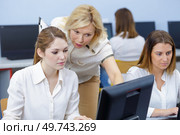 class of women in front of computer scree. Стоковое фото, агентство Ingram Publishing / Фотобанк Лори