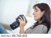 female photographer checking picture in camera. Стоковое фото, агентство Ingram Publishing / Фотобанк Лори