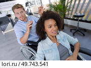 handicapped hairdresser and his client. Стоковое фото, агентство Ingram Publishing / Фотобанк Лори
