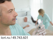 doctor doing injured man tetanus toxoid injection. Стоковое фото, агентство Ingram Publishing / Фотобанк Лори