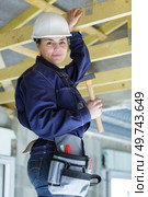 female carpenter using hammers to nail wood. Стоковое фото, агентство Ingram Publishing / Фотобанк Лори