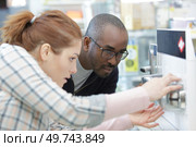 couple choosing and touching faucets. Стоковое фото, агентство Ingram Publishing / Фотобанк Лори