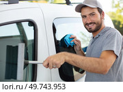 cleaner standing next to van. Стоковое фото, агентство Ingram Publishing / Фотобанк Лори