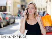 happy smiling woman calling on smartphone in city. Стоковое фото, агентство Ingram Publishing / Фотобанк Лори