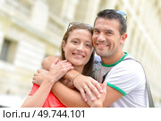 Couple hugging whilst in the city. Стоковое фото, агентство Ingram Publishing / Фотобанк Лори