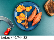 Sliced fresh sweet potatoes for cooking. Orange kumara, yam. Healthy eating.. Raw sweet potatoes or batatas. Стоковое фото, агентство Ingram Publishing / Фотобанк Лори