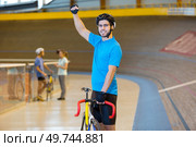 smiling athlete on a cycle track. Стоковое фото, агентство Ingram Publishing / Фотобанк Лори