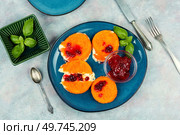 Gourmet appetizer Camembert in breading served with cowberry sauce. Fried Camembert cheese with sauce. Стоковое фото, агентство Ingram Publishing / Фотобанк Лори