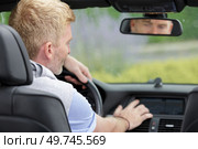 male driver using touchscreen in car. Стоковое фото, агентство Ingram Publishing / Фотобанк Лори