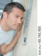 a man talking through intercom. Стоковое фото, агентство Ingram Publishing / Фотобанк Лори