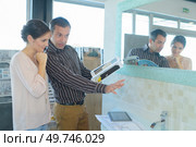 choosing a bathroom tap in a home furnishings retail store. Стоковое фото, агентство Ingram Publishing / Фотобанк Лори