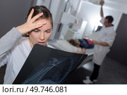 Nurse looking at xray with shocked expression. Стоковое фото, агентство Ingram Publishing / Фотобанк Лори