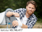 man finishes his bandaged hand. Стоковое фото, агентство Ingram Publishing / Фотобанк Лори