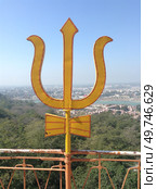 Trident or Trishula of Shiva at hindu temple in Rishikesh, India (2016 год). Стоковое фото, фотограф Лариса Потехина / Фотобанк Лори