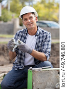 builder in front of concrete works on construction site. Стоковое фото, агентство Ingram Publishing / Фотобанк Лори
