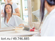 woman is checking the reflection. Стоковое фото, агентство Ingram Publishing / Фотобанк Лори