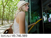 attractive young woman entering bus. Стоковое фото, агентство Ingram Publishing / Фотобанк Лори