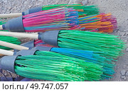 Разноцветные пластиковые метлы на белом фоне. Colorful plastic brooms on white background. Стоковое фото, фотограф Татьяна Д / Фотобанк Лори