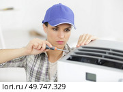 female handywoman cleaning fixing ventilation system. Стоковое фото, агентство Ingram Publishing / Фотобанк Лори