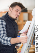 contemplative man drawing on flipchart. Стоковое фото, агентство Ingram Publishing / Фотобанк Лори