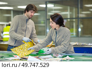 recycling factory workers segregating materials. Стоковое фото, агентство Ingram Publishing / Фотобанк Лори