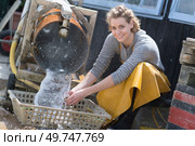 female worker washing oysters. Стоковое фото, агентство Ingram Publishing / Фотобанк Лори