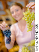 Woman holding bunches of grapes. Стоковое фото, агентство Ingram Publishing / Фотобанк Лори