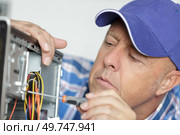 on the table the tablet is disassembled and tools. Стоковое фото, агентство Ingram Publishing / Фотобанк Лори