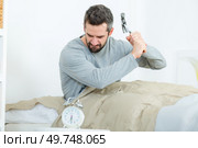 man hammering an alarm. Стоковое фото, агентство Ingram Publishing / Фотобанк Лори