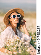 Daisies Woman Summer: Girl with flower sits in daisy field during sunny day. Стоковое фото, фотограф svetograph / Фотобанк Лори